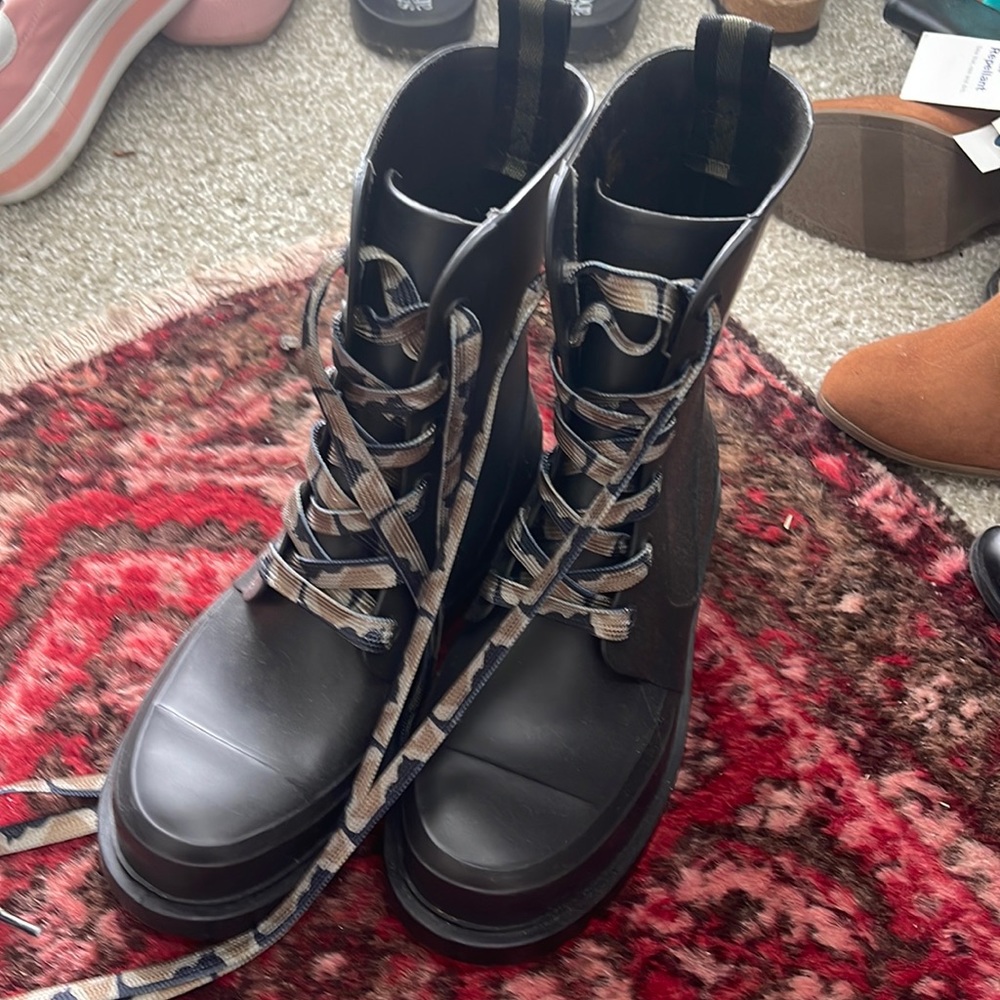 Sanctuary never worn combat boots with camo laces size 6